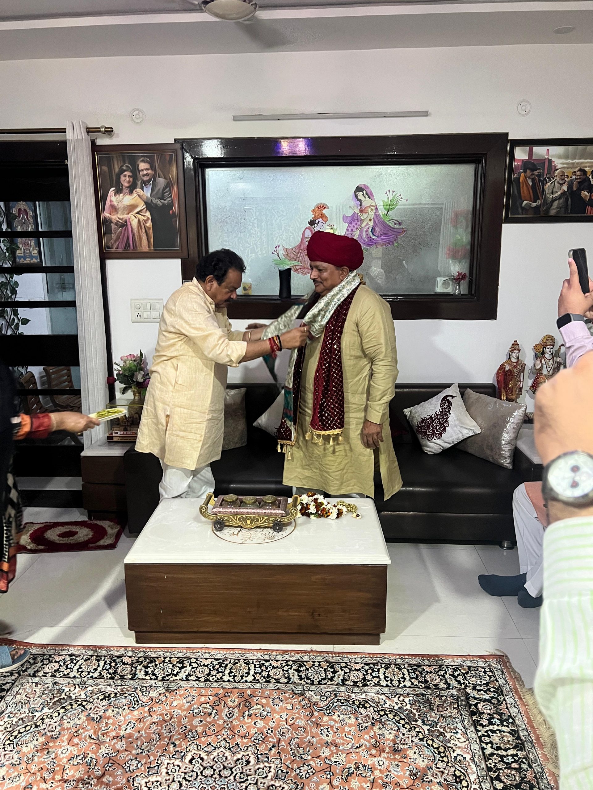 Arjunbhuvaji Visited Central Minister Mr Baghel – परमपूज्य भुवाजी श्री अर्जुनभाई देसाई ने आग्रा में भारत सरकार के केन्द्रीय आरोग्य राज्य मंत्री माननीय श्री एस. पी. सिंघ बघेलजी के घर पधारकर शुभाशिष दिए। जहां श्री बघेल साहब एवम् परिवार जनों ने भाव सभर स्वागत – अभिवादन किया। श्री बघेल जी आग्रा से भाजपा के लोकसभा चुनाव में उम्मीदवार है। पूज्य भुवाजी ने श्री बघेल जी भव्य विजय और यशस्वी सफलता के लिए शुभकामनाएँ दी।