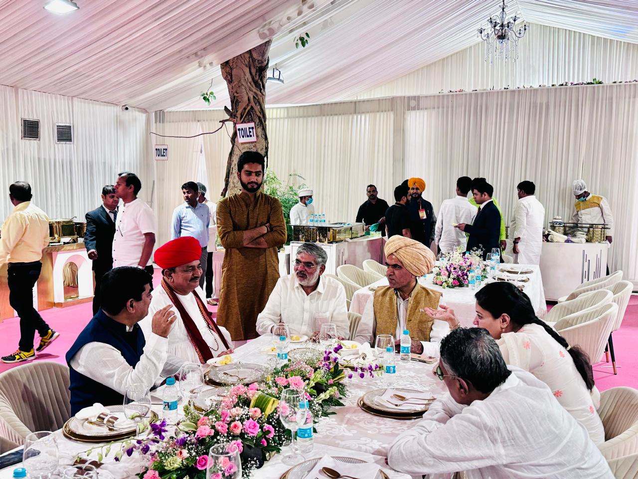 Jamnagar MP Shri Poonamben Madam, Gujarat State Forest-Environment and Tourism Minister Shri Melubhai Bera, Agriculture Minister Shri Raghavji Patel, MLAs from Saurashtra met Param Pujya Bhuvaji Shri Arjun Bhai Desai at the dinner organized by BJP National President and Union Health Minister Shri J.P. Nadda ji’s residence.