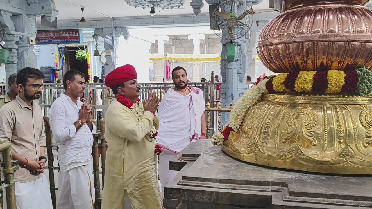 Parma pujya ArjunBhuvaji ne AndhraPradesh ke chitoor me Ancient Kanikapam Swaymbhu Ganeshji ke darshna kiye