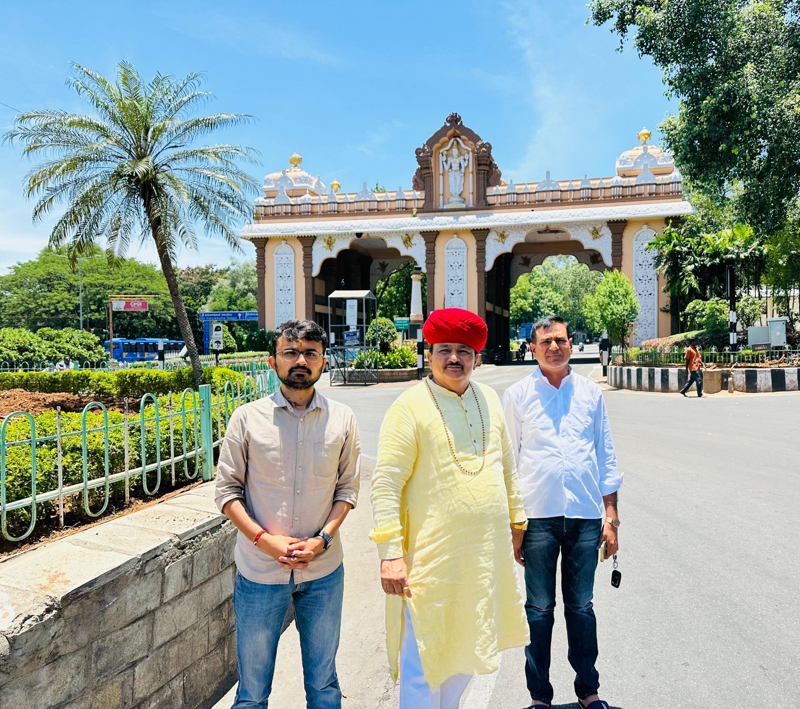 परम पूज्य भुवाजी श्री अर्जुनभाईजी ने “तिरुमाला तिरूपति देवस्थानम्” मंदिर के दर्शन करके शुभाशीष प्राप्त किए जहाँ स्थानिक आगेवानों द्वारा भुवाजी का भव्य सम्मान किया गया।