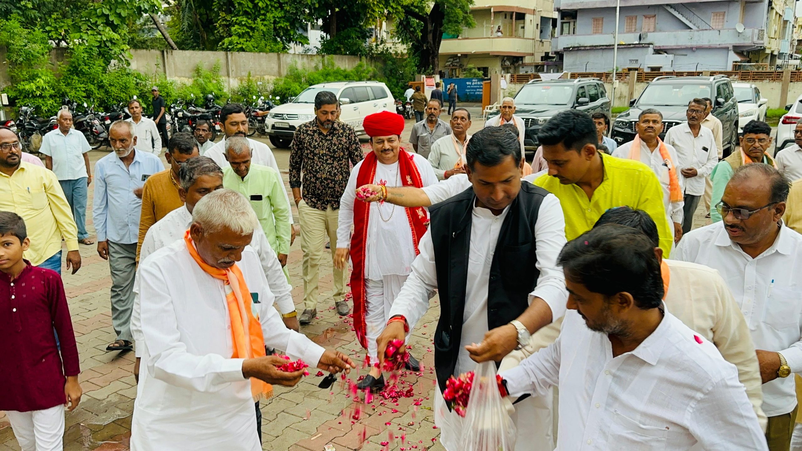 अहमदाबाद के असारवा में “पाल-बघेल समाज सेवा संघ” (मालधारी समाज) द्वारा आयोजित तेजस्वी छात्र-छात्राएं एवं बड़े बुजुर्गों के सम्मान समारोह मैं परम पूज्य भुवाजी श्री अर्जुनभाई देसाईजी का समाज के महानुभावों द्वारा भव्य सम्मान किया गया। साथ में गुजरात के पूर्व गृहमंत्री प्रदीपसिंह जाडेजा भी उपस्थित रहे।कार्यक्रम के समापन समारोह में पूज्य भुवाजी अर्जुनभाई देसाईजी ने संबोधन में नशा मुक्ति,शिक्षा,स्वास्थ्य,संगठन एवं कर्म के सिद्धांत जैसे विभिन्न मुद्दों पर समाज को मार्गदर्शन दिया।